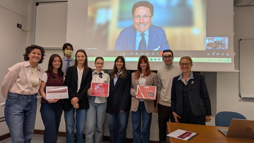 La professoressa Patrizia Riva insieme alle partecipanti e ai partecipanti al seminario